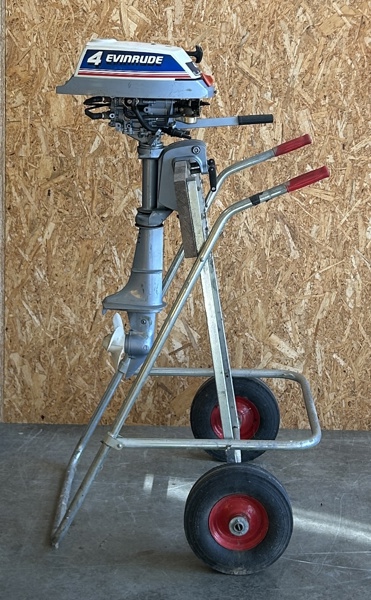 Båtmotor, "Evinrude 4 HK" med ställning.