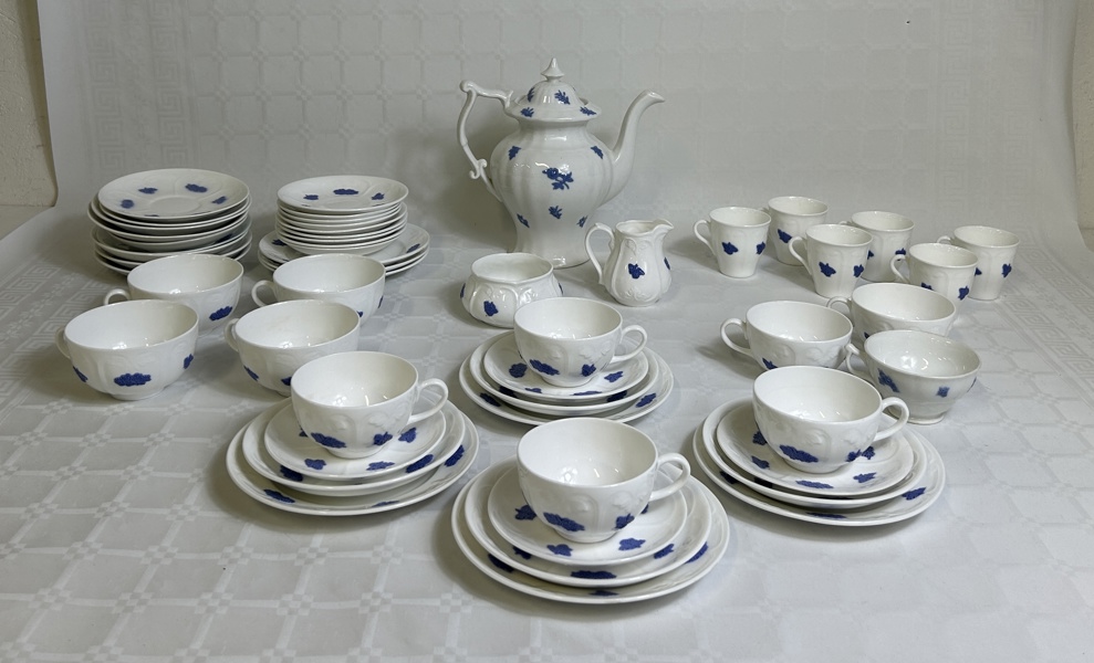 Te och kaffeservisdelar, "Blå Blom", Gustavsberg, 53 delar. Olika modeller.