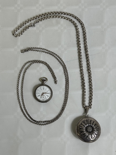 Smycken och fickur i silver.830/1000 Silver