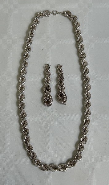 Silverhalsband med matchande örhängen. 