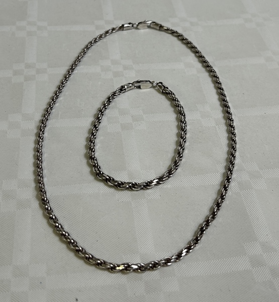 Silverhalsband med matchande armband.