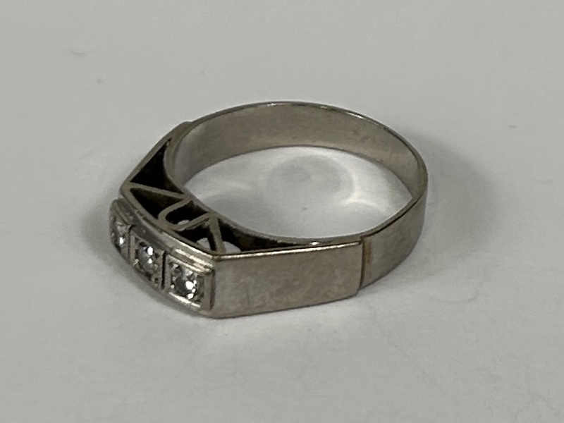 Ring, 18k vitguld, med stenar.