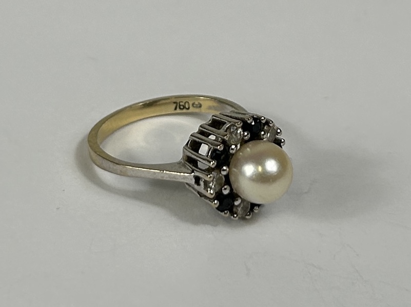 Ring, 18k vitguld, med en pärla.