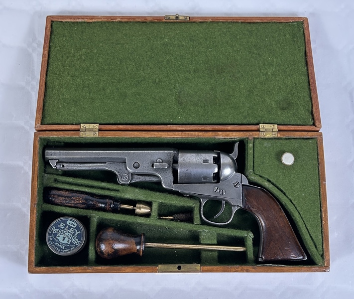 Revolver i låda.