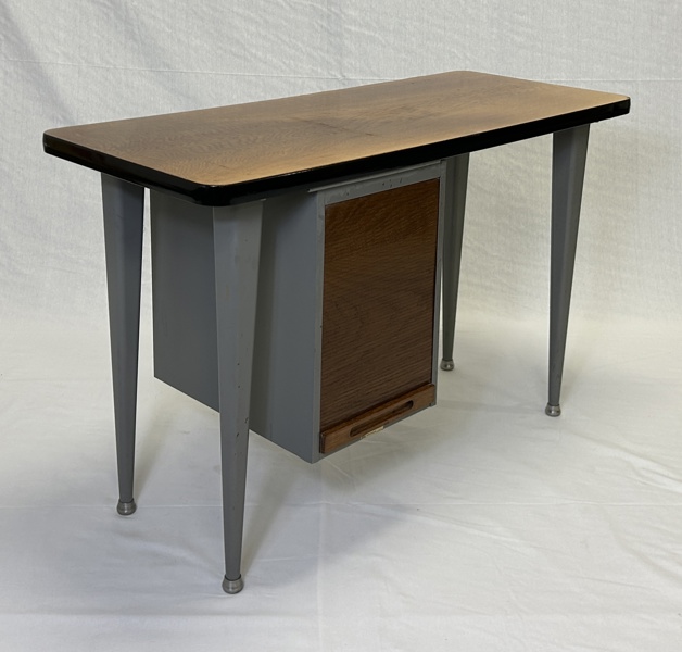 Mindre industriskrivbord, med jalusidörr, 1930-tal.