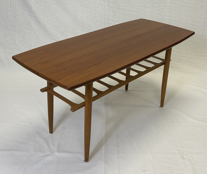 Soffbord, teak, 1950/60-tal, med tidningshylla.