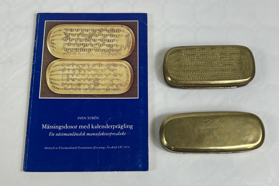 Kalenderdosor, 2st, mässing.