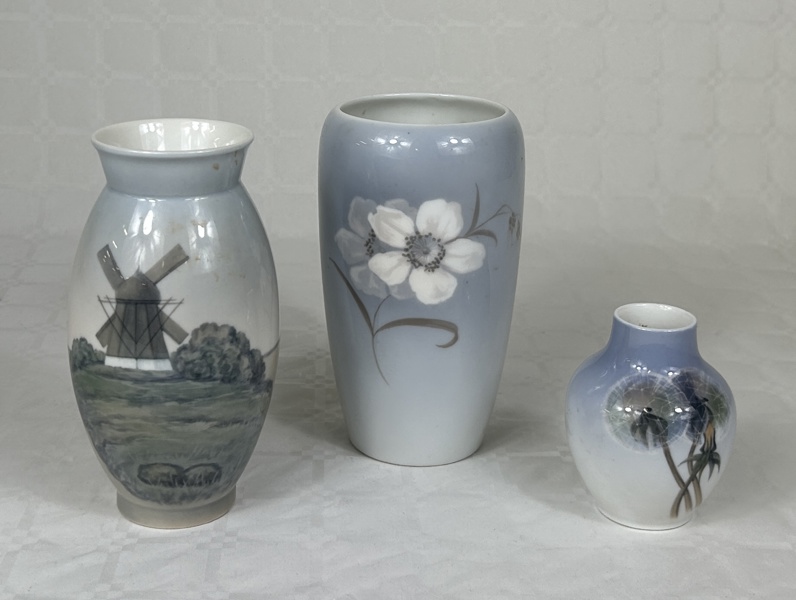 Vaser, 3 st, porslin, Bing & Gröndahl och Royal Copenhagen, Danmark.