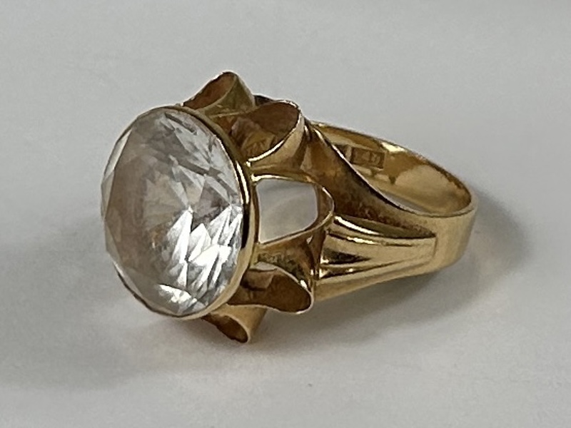 Ring, 18K guld, med sten.