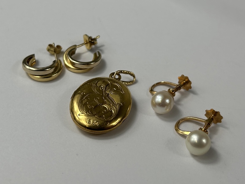 Örhängen två par, samt ett hänge, 18K guld.