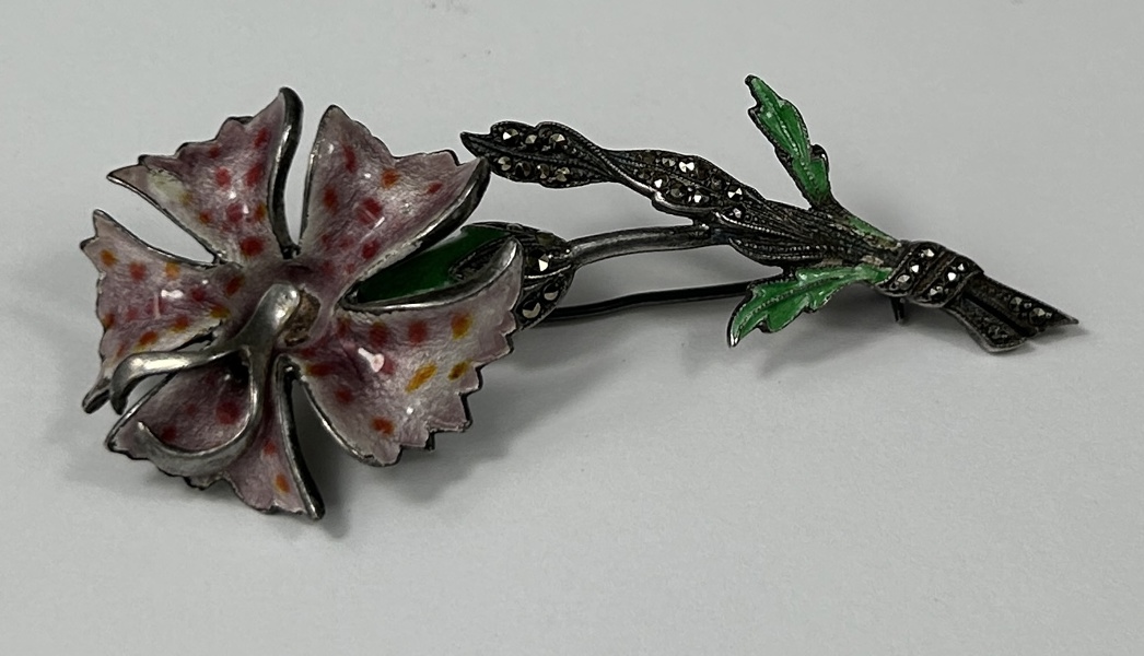 Brosch, silver och emalj, 1900-tal.