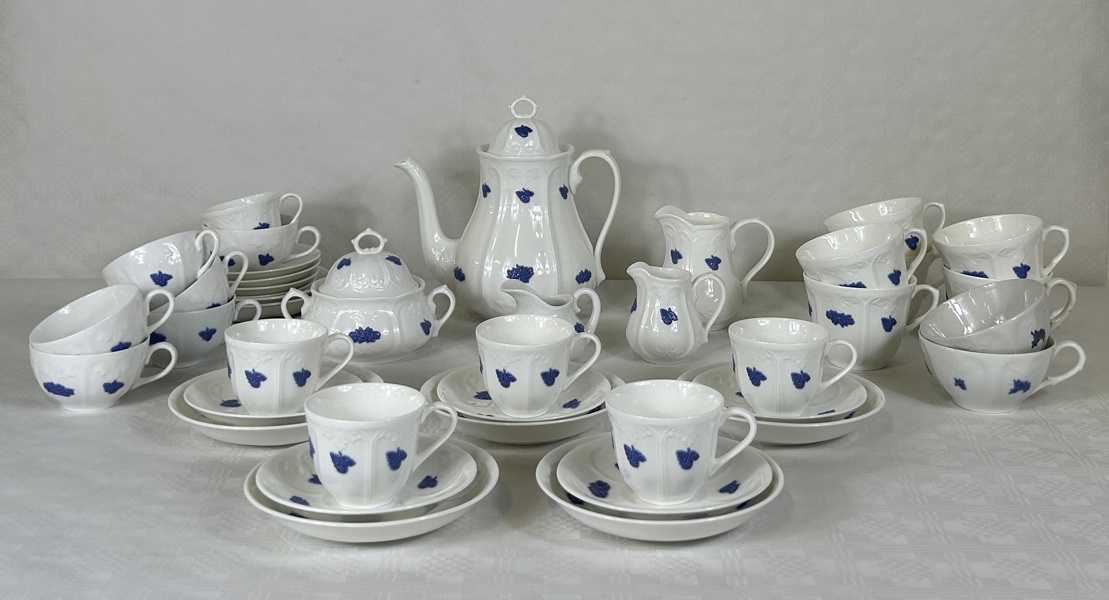 Kaffe- och teservisdelar, "Blå Blom", 43 delar, Gustavsberg.