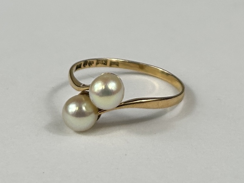 Ring, 18k guld, med två pärlor.