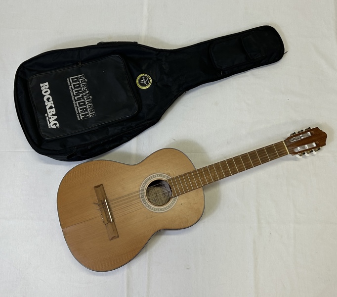 Akustisk Gitarr, "Amada", med väska, 1900-tal.